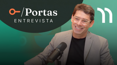 João Gondim Tubarão em estúdio de podcast falando sobre investimento imobiliário João Gondim Tubarão em estúdio de podcast falando sobre investimento imobiliário