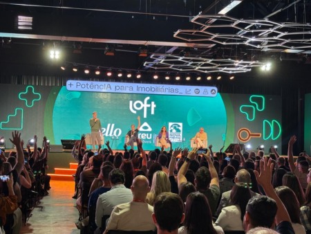 Luciano Huck e os diretores de imobiliária Alfredo de Freitas (Nova Freitas), Moira Toledo (Lello Imóveis) e Ricardo Abreu (Abreu Imóveis) Imagem: Divulgação Luciano Huck e os diretores de imobiliária Alfredo de Freitas (Nova Freitas), Moira Toledo (Lello Imóveis) e Ricardo Abreu (Abreu Imóveis) Imagem: Divulgação