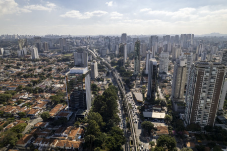 Avenida Santo Amaro, em São Paulo Avenida Santo Amaro, em São Paulo