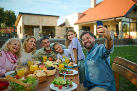 Família multigeracional reunida em imóvel adaptado para diferentes gerações Família multigeracional reunida em imóvel adaptado para diferentes gerações
