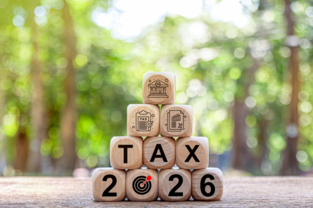 Montagem com os termos 2026 e tax Montagem com os termos 2026 e tax
