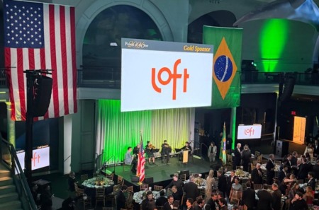 Logo da Loft com bandeiras do Brasil e EUA Logo da Loft com bandeiras do Brasil e EUA