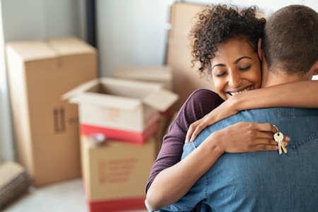 Entre os requisitos para participar do MCMV estão renda máxima, capacidade civil e maioridade. (Imagem: iStock) Entre os requisitos para participar do MCMV estão renda máxima, capacidade civil e maioridade. (Imagem: iStock)