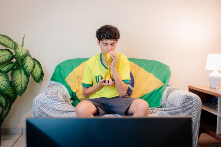 Torcedor brasileiro assiste a jogo Torcedor brasileiro assiste a jogo