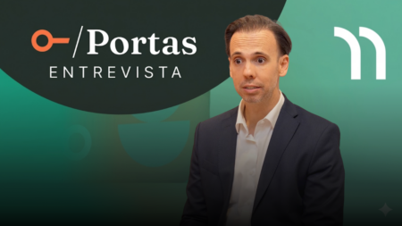 Leonardo Vianna vestindo paletó escuro e camisa branca durante entrevista no estúdio do Portas Entrevista com fundo gradiente verde. Leonardo Vianna vestindo paletó escuro e camisa branca durante entrevista no estúdio do Portas Entrevista com fundo gradiente verde.