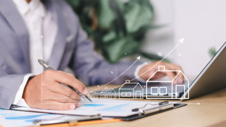 homem escrevendo em papel. imagem desenhada de imobiliaria crescendo homem escrevendo em papel. imagem desenhada de imobiliaria crescendo