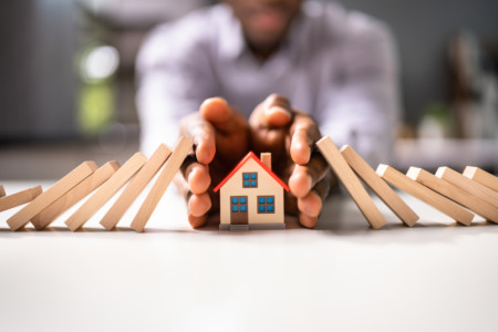 montagem com casa e peças de dominó montagem com casa e peças de dominó