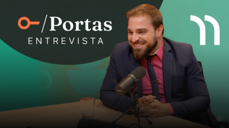 Johnathan Dias debruçado sobre processos de fiança aluguel na locação residencial no Portas Entrevista. Johnathan Dias debruçado sobre processos de fiança aluguel na locação residencial no Portas Entrevista.