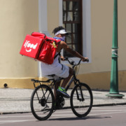 Trabalhador em bicicleta e mochila do iFood Trabalhador em bicicleta e mochila do iFood
