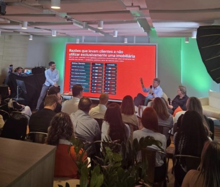 Takahashi, Roque e Cardinali (da esquerda à direita): vencer objeções de clientes passa por explicar serviço das imobiliários - Foto: Divulgação Takahashi, Roque e Cardinali (da esquerda à direita): vencer objeções de clientes passa por explicar serviço das imobiliários - Foto: Divulgação