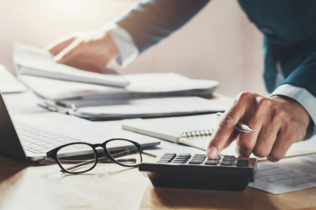pessoa analisando planejamento financeiro pessoa analisando planejamento financeiro
