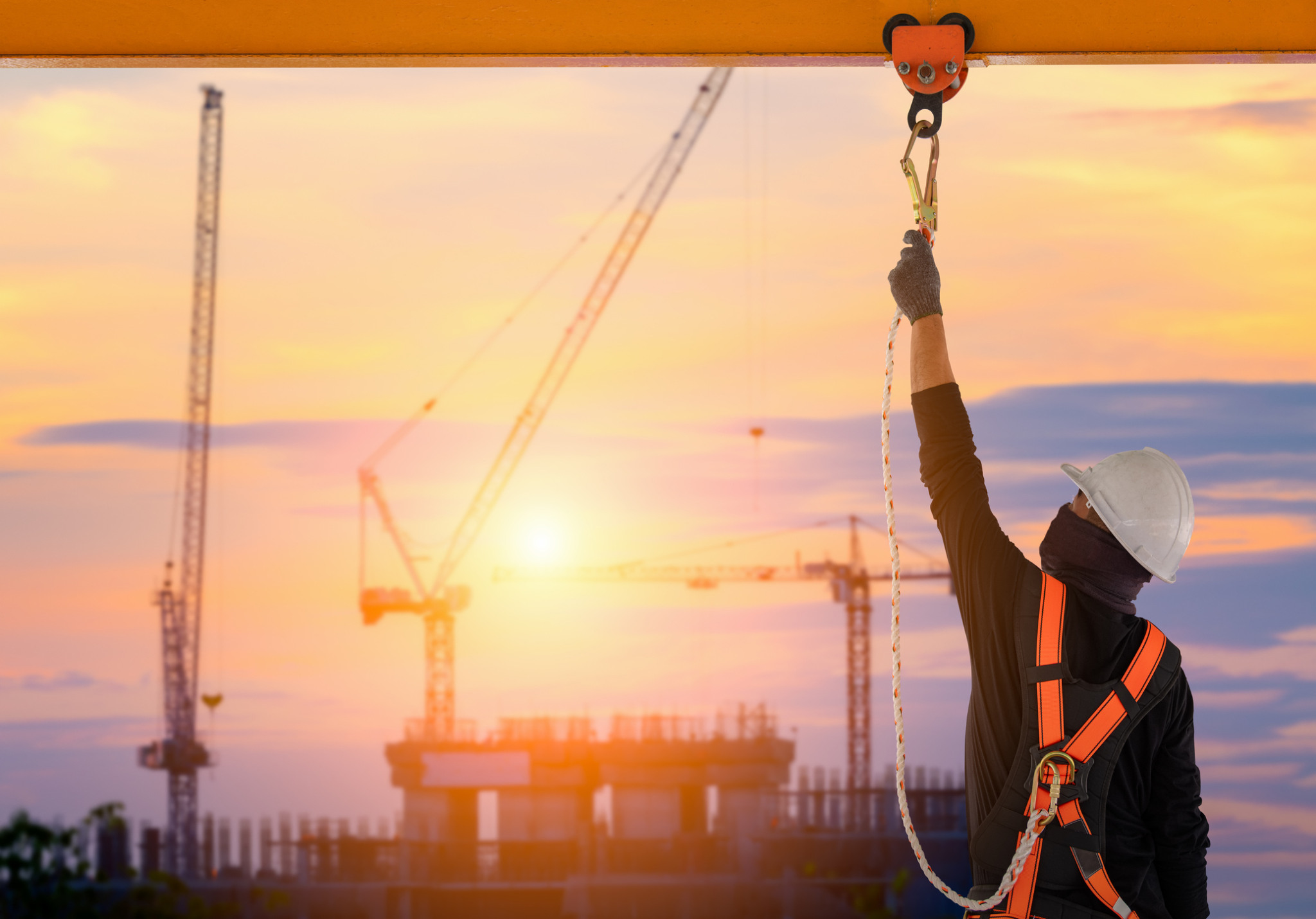 Construção recua com Selic alta e custos pressionados