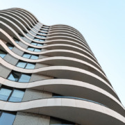 Fachada curvada de pr&eacute;dio; conhe&ccedil;a gloss&aacute;rio do mercado imobili&aacute;rio