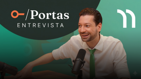 Tiago Cadore durante entrevista no podcast Portas Entrevista sobre atração de leads imobiliários por vídeo Tiago Cadore durante entrevista no podcast Portas Entrevista sobre atração de leads imobiliários por vídeo