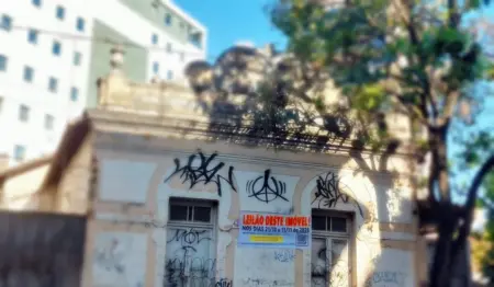 Faixa em casa antiga diz que ela será colocada em leilão. Faixa em casa antiga diz que ela será colocada em leilão.