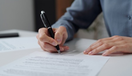 Homem assina contrato. Imagem remete a contrato de compra e venda ou contrato de locação ou aluguel de imóveis. Homem assina contrato. Imagem remete a contrato de compra e venda ou contrato de locação ou aluguel de imóveis.