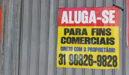 Cartaz com dizeres: 'Aluga-se para fins comerciais direto com proprietário'. Cartaz com dizeres: 'Aluga-se para fins comerciais direto com proprietário'.