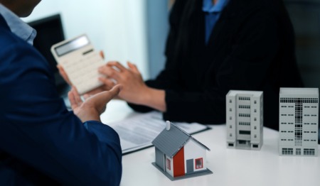 Representante de vendas apresenta contrato de compra de imóvel (casa ou apartamento) ou discute empréstimos e taxas de juros ou fala sobre gastos com seguro e outras garantias. Representante de vendas apresenta contrato de compra de imóvel (casa ou apartamento) ou discute empréstimos e taxas de juros ou fala sobre gastos com seguro e outras garantias.