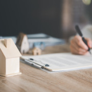 gestor de uma imobiliária analisando documentos relacionados à Reforma Tributária. gestor de uma imobiliária analisando documentos relacionados à Reforma Tributária.