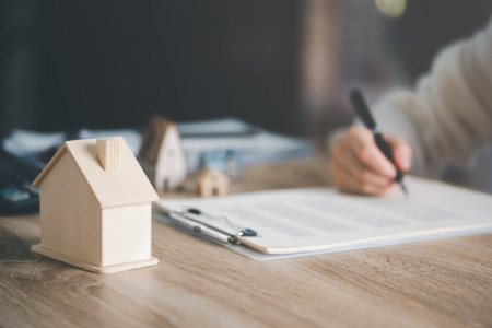 gestor de uma imobiliária analisando documentos relacionados à Reforma Tributária. gestor de uma imobiliária analisando documentos relacionados à Reforma Tributária.