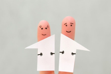 Dedos separados, representando separação de um imóvel Dedos separados, representando separação de um imóvel