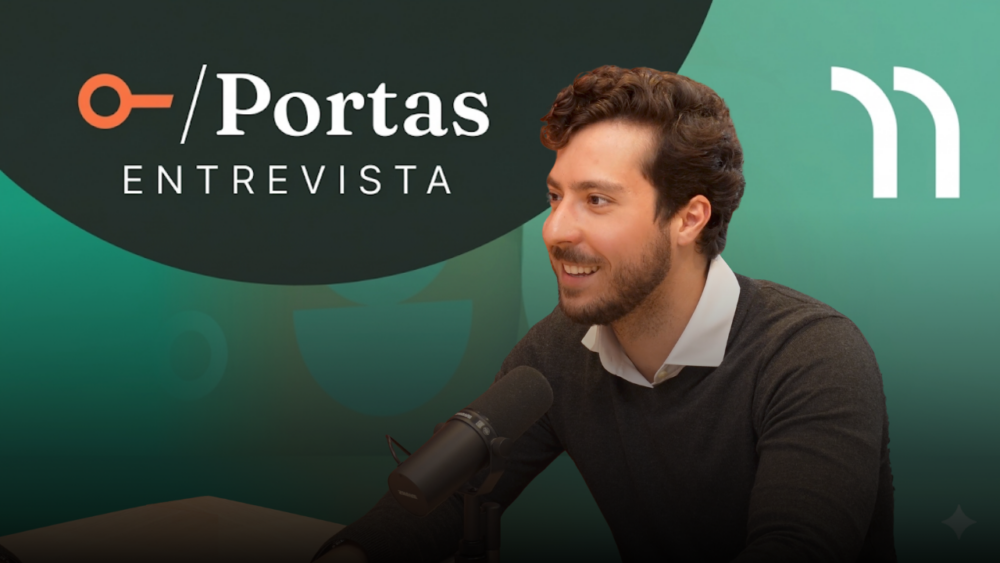 Gustavo Queiroz no estúdio do podcast Portas Entrevista conversando sobre tecnologia e processos em imobiliária familiar. Gustavo Queiroz no estúdio do podcast Portas Entrevista conversando sobre tecnologia e processos em imobiliária familiar.