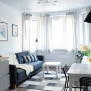 Apartamento compacto/studio em grande centro urbano, mostrando integração entre sala, cozinha e área de descanso. Apartamento compacto/studio em grande centro urbano, mostrando integração entre sala, cozinha e área de descanso.