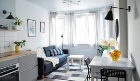 Apartamento compacto/studio em grande centro urbano, mostrando integração entre sala, cozinha e área de descanso. Apartamento compacto/studio em grande centro urbano, mostrando integração entre sala, cozinha e área de descanso.