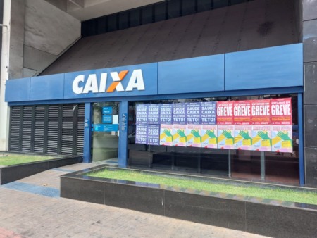 Fachada de agência em greve da Caixa, com cartazes Fachada de agência em greve da Caixa, com cartazes