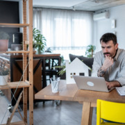 Corretor imobiliário analisando documentos de financiamento imobiliário durante atendimento. Corretor imobiliário analisando documentos de financiamento imobiliário durante atendimento.