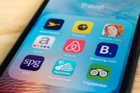 Tela de celular com pasta de aplicativos de viagem, incluindo o Airbnb em destaque Tela de celular com pasta de aplicativos de viagem, incluindo o Airbnb em destaque