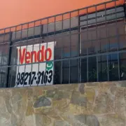 Placa de "Vendo" em janela de imóvel. Placa de "Vendo" em janela de imóvel.