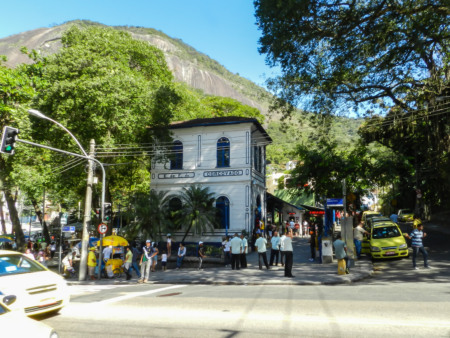 Rua no bairro do Cosme Velho, no Rio de Janeiro, próximo à estação do trem do Corcovado Rua no bairro do Cosme Velho, no Rio de Janeiro, próximo à estação do trem do Corcovado