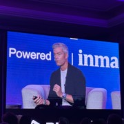 Ryan Serhant, CEO da Serhant, palestrando sobre tecnologia e inteligência artificial no mercado imobiliário em evento do setor Ryan Serhant, CEO da Serhant, palestrando sobre tecnologia e inteligência artificial no mercado imobiliário em evento do setor