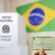 Urna eletrônica, título eleitoral e bandeira do Brasil Urna eletrônica, título eleitoral e bandeira do Brasil