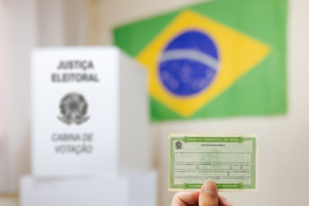 Urna eletrônica, título eleitoral e bandeira do Brasil Urna eletrônica, título eleitoral e bandeira do Brasil