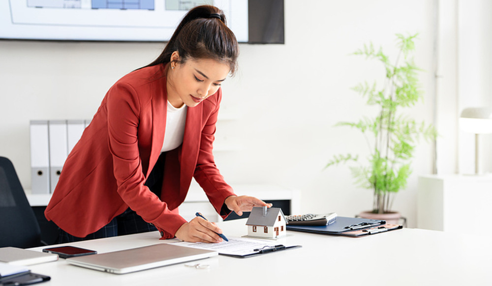 Profissional imobiliário orienta comprador sobre financiamento imobiliário e condições de crédito Profissional imobiliário orienta comprador sobre financiamento imobiliário e condições de crédito