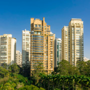 Edifício residencial de alto padrão em bairro nobre de São Paulo, com arquitetura contemporânea. Edifício residencial de alto padrão em bairro nobre de São Paulo, com arquitetura contemporânea.