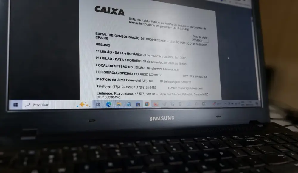 Tela de computador com edital de imóveis da Caixa aberto. Tela de computador com edital de imóveis da Caixa aberto.