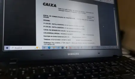 Tela de computador com edital de imóveis da Caixa aberto. Tela de computador com edital de imóveis da Caixa aberto.