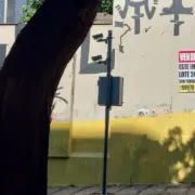 Placa de "vende-se" afixada em muro de imóvel comercial.