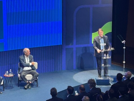 Tarcísio de Freitas discursa em pódio no 9º Fórum Brasileiro das Incorporadoras (Abrainc), com moderador sentado ao lado Tarcísio de Freitas discursa em pódio no 9º Fórum Brasileiro das Incorporadoras (Abrainc), com moderador sentado ao lado