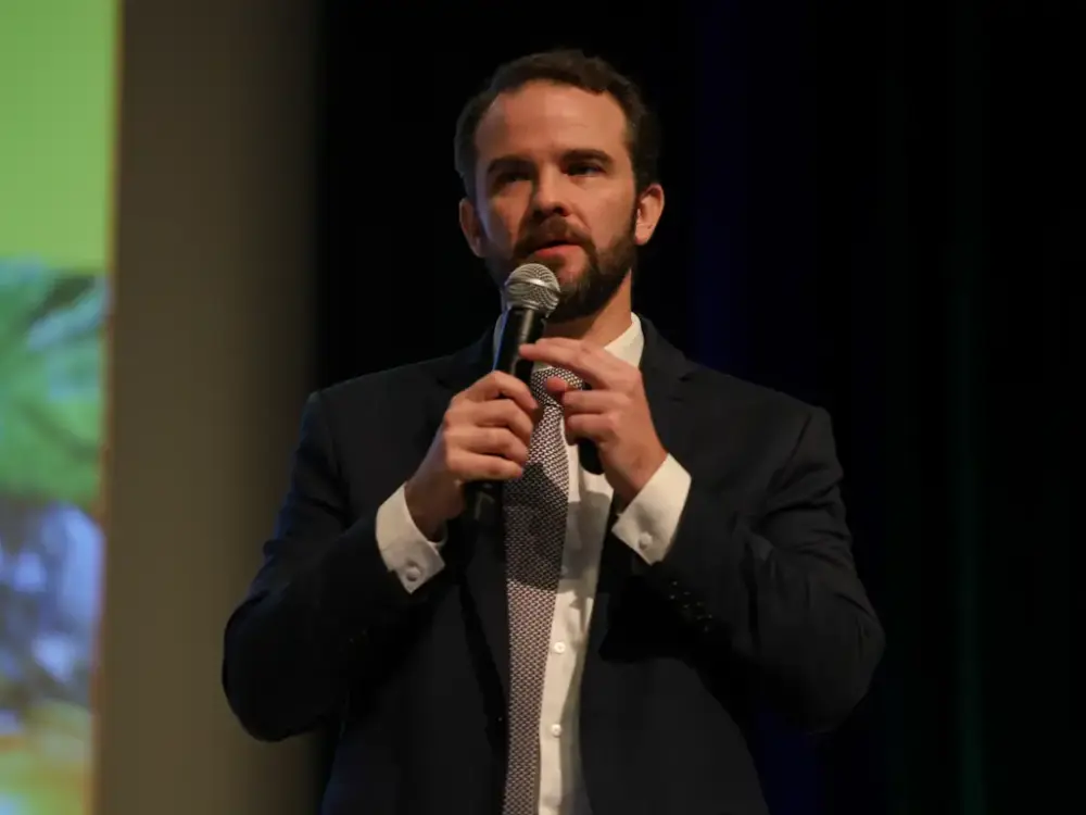 dario durigan fala com microfone em evento no rio de janeiro dario durigan fala com microfone em evento no rio de janeiro